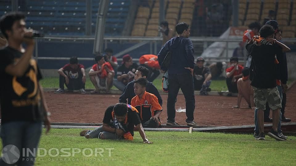 Sejumlah The Jakmania merangsek ke dalam lapangan saat Persija Jakarta kontra Sriwijaya FC. Copyright: &copy; Herry Ibrahim/Indosport